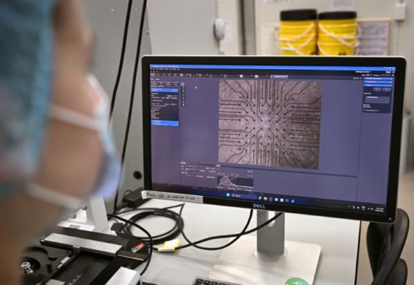 Sur cette photo prise le 5 mai 2026, la chercheuse Daria Kornienko observe au microscope des neurones cultivés dans le laboratoire de l'entreprise australienne Cortical Labs à Melbourne 
