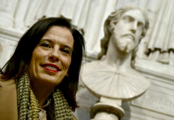 La chercheuse italienne Valentina Salerno devant un buste en marbre exposé à la basilique Sant'Agnese après que celui-ci a été identifié comme une œuvre de Michel-Angel grâce à la découverte d'archives inédites, le 4 mars 2026 à Rome