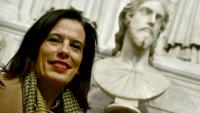 La chercheuse italienne Valentina Salerno devant un buste en marbre exposé à la basilique Sant'Agnese après que celui-ci a été identifié comme une œuvre de Michel-Angel grâce à la découverte d'archives inédites, le 4 mars 2026 à Rome