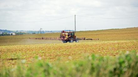 Un agriculteur traite un champ avec des pesticides, le 20 mai 2016, à Villefranche-de-Lauragais, en Haute-Garonne