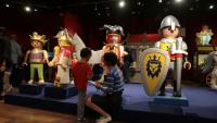 Des pièces de collections Playmobil sont exposés à la maison de ventes Drouot, à Paris, avant leur vente aux enchères inédite, le 23 septembre 2026