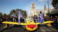 Des pompiers installent un avion peint aux couleurs de la Sécurité civile devant la cathédrale Notre-Dame de Paris, lors d'une manifestation pour réclamer des hausses de salaires et des moyens budgétaires accrus, le 28 septembre 2026 à Paris