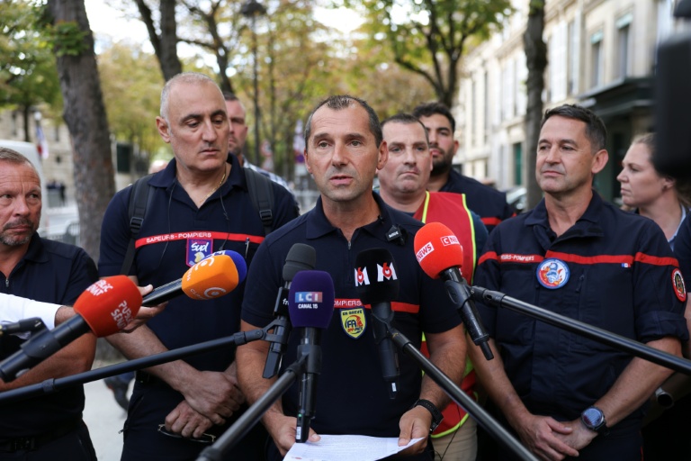 Xavier Boy, du syndicat FA SPP-PATS et porte-parole de l’intersyndicale de pompiers professionnels, devant la presse à Paris le 8 septembre 2026