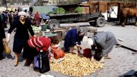 Vente de légumes sur un marché à Varsovie, en mai 1982