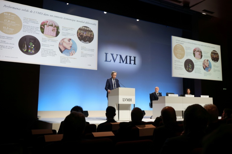 Le PDG de LVMH, Bernard Arnault (g) et le directeur général adjoint de LVMH, Stéphane Bianchi, lors de la présentation des résultats financiers 2025 du groupe français du luxe, le 27 janvier 2026 à Paris