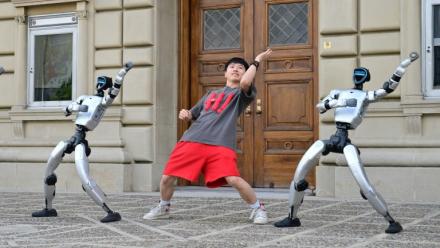 L'artiste de rue chinois Wu Yufei et ses robots danseurs humanoïdes dans une rue de Pasadena, avant sa participation à l'émission America's Got Talent, le 17 septembre 2026 en Californie