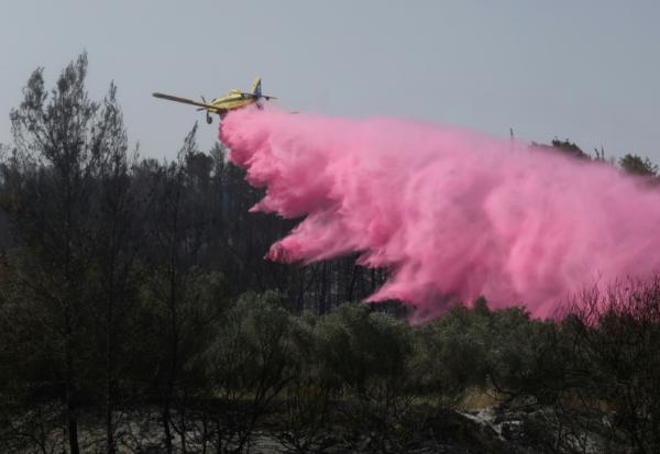 Un avion de lutte contre les incendies près de Bet Shemesh, dans le centre d'Israël, le 1er mai 2025