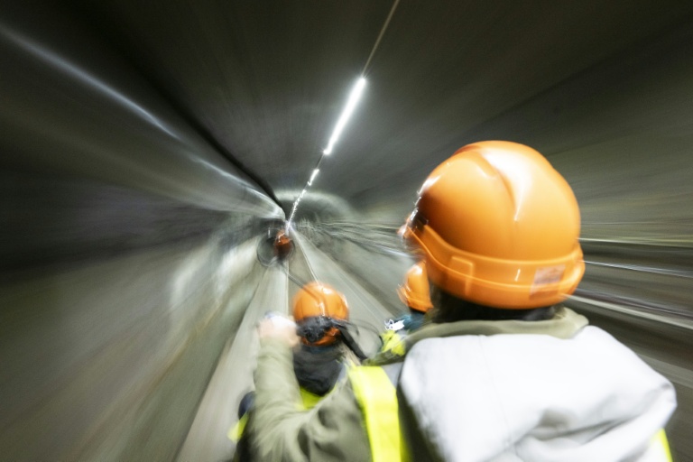 Des membres du personnel circulent en scooter électrique dans le tunnel du BedrettoLab, un centre de recherche souterrain unique, dans un tunnel de 5,2 km près de Bedretto, le 29 avril 2026 en Suisse
