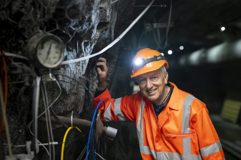 Le professeur de géologie de l'ETH Zurich, Domenico Giardini, à côté d'instruments de mesure à l'intérieur du BedrettoLab, un centre de recherche souterrain près de Bedretto, le 29 avril 2026 en Suisse