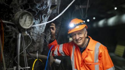 Le professeur de géologie de l'ETH Zurich, Domenico Giardini, à côté d'instruments de mesure à l'intérieur du BedrettoLab, un centre de recherche souterrain près de Bedretto, le 29 avril 2026 en Suisse