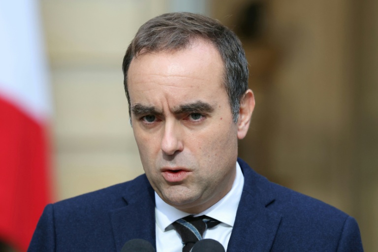 Le Premier ministre Sébastien Lecornu s'exprime le 3 octobre 2025 à l'Hôtel Matignon à Paris