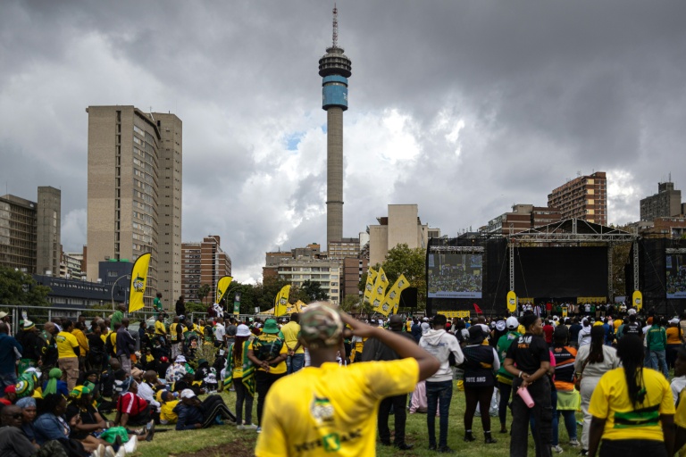 L'estrade du point d'arrivée d'une manifestation de l'ANC pour la 