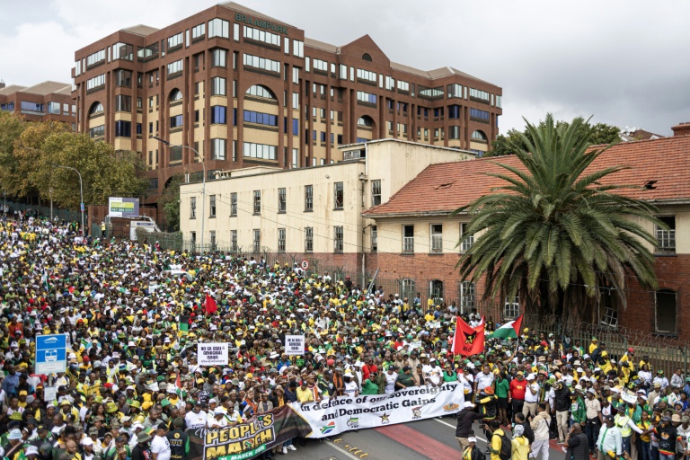 Le cortège de manifestants, appelés à descendre dans la rue par l'ANC, approche de son point d'arrivée dans le quartier de Constitution Hill le 21 mars 2026.