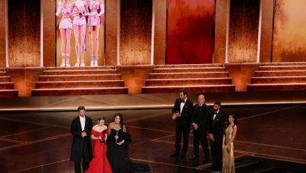 Les coréalisateurs américain Chris Appelhans (à gauche) et canado-sud-coréenne Maggie Kang, et la productrice Michelle Wong reçoivent l'Oscar du meilleur film d'animation pour "KPop Demon Hunters", le 15 mars 2026 à Hollywood