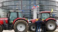Des agriculteurs avec leurs tracteurs manifestent contre les nouvelles techniques génomiques dans le cadre d'une vague de protestation à travers l'Europe, devant le Parlement européen à Strasbourg, dans l'est de la France, le 6 février 2024