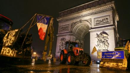 Des tracteurs sont garés devant l'Arc de Triomphe lors d'une manifestation d'agriculteurs, le 8 janvier 2026 à Paris 