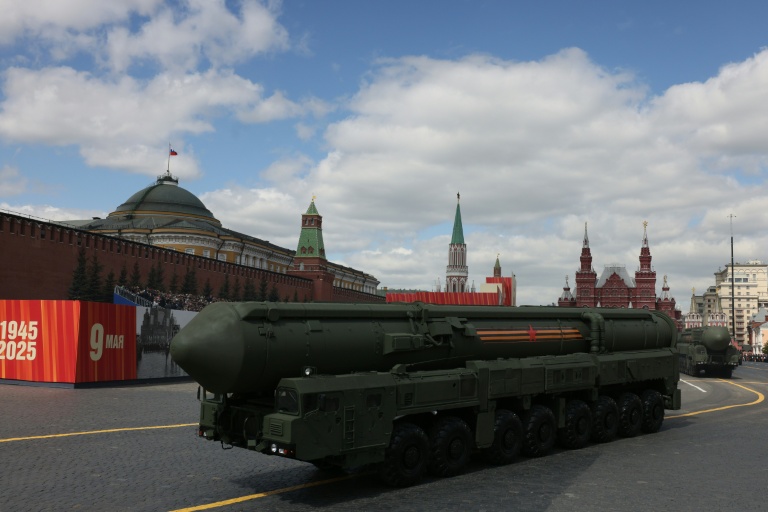 Un lanceur mobile de missile intercontinental russe Iars lors d'une parade militaire le 9 mai 2025 à Moscou
