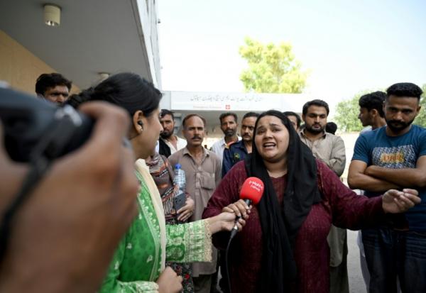 Jaweria, dont le nouveau né est mort dans l'incendie d'un service de maternité d'un hôpital à Islamabad, parle aux médias le 26 août 2026