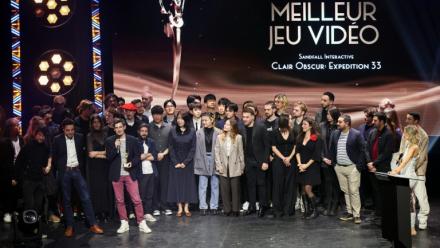 Des membres du studio français de développement de jeux vidéo Sandfall Interactive reçoivent le prix du Meilleur Jeu Vidéo pour "Clair Obscur : Expedition 33" lors de la 7e édition des Pegases, la cérémonie des prix du jeu vidéo, le 5 mars 2026 à Paris