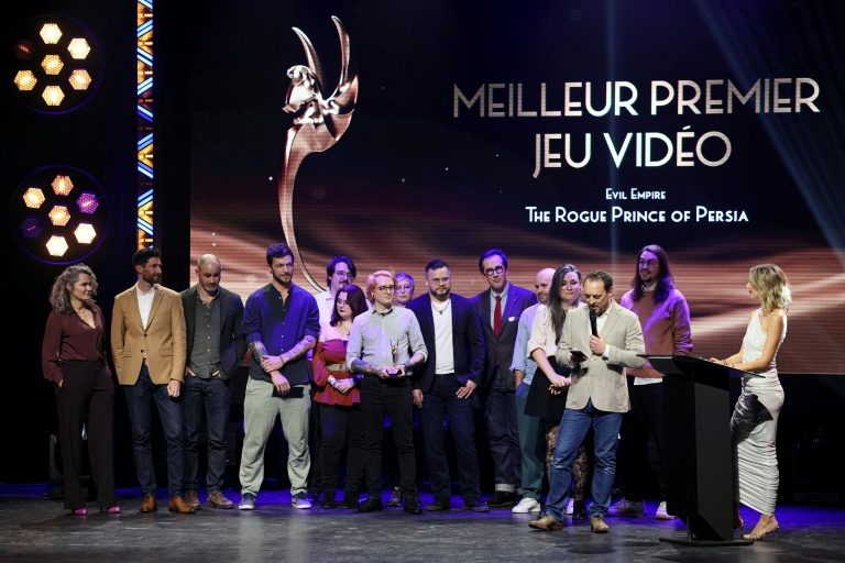 Les membres de l'équipe du studio de développement de jeux vidéo français Evil Empire reçoivent le prix du meilleur premier jeu vidéo pour 