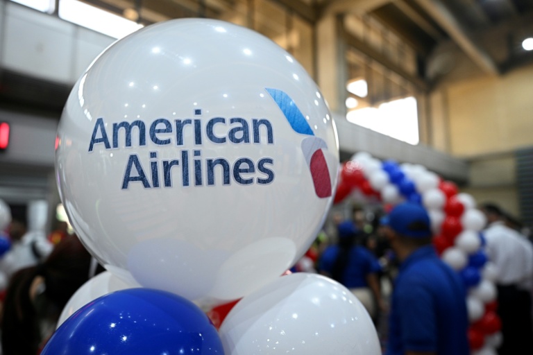 Des ballons décorent la zone d'enregistrement d'American Airlines à l'aéroport international Simon Bolivar de la Guaira, avant l'arrivée d'un vol American Airlines en provenance de Miami, en Floride, le 30 avril 2026 au Venezuela