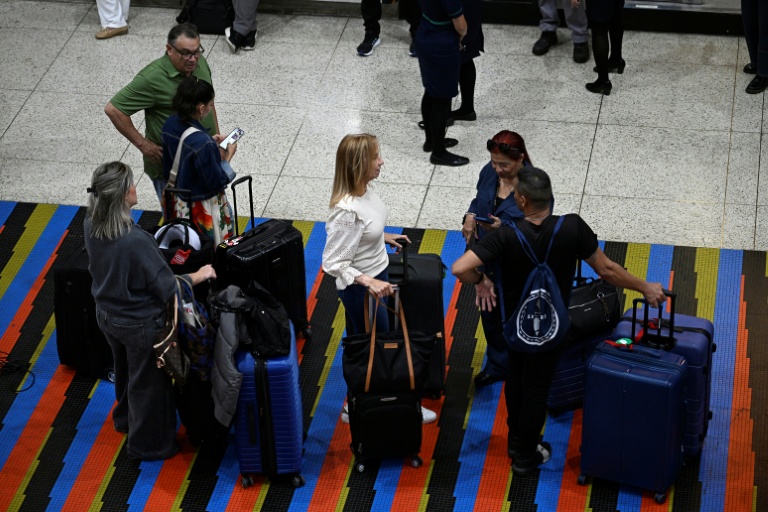 Des passagers font la queue aux comptoirs d'enregistrement d'American Airlines avant l'arrivée d'un vol en provenance de Miami, en Floride, à l'aéroport international Simon Bolivar de La Guaira, dans l'État de La Guaira, au Venezuela, le 30 avril 2026