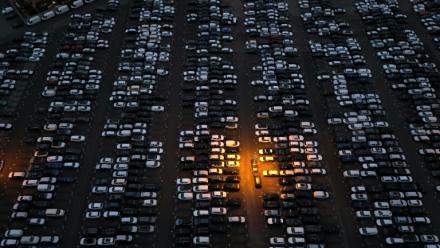 Vue aérienne de véhicules garés sur un parking prêts à l'export, le 4 août 2025 à Essen, dans l'ouest de l'Allemagne 