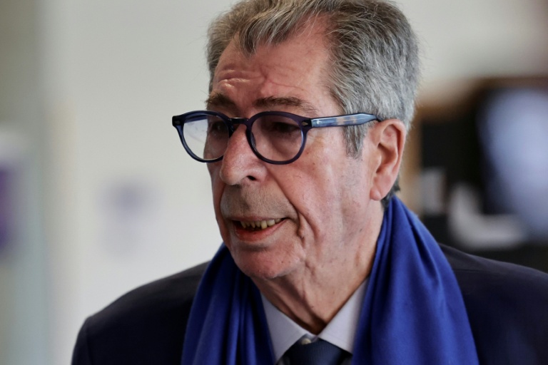 L'ancien maire de Levallois-Perret, Patrick Balkany, arrive au tribunal de Nanterre pour son procès pour détournement de fonds publics, le 7 avril 2026 dans les Hauts-de-Seine