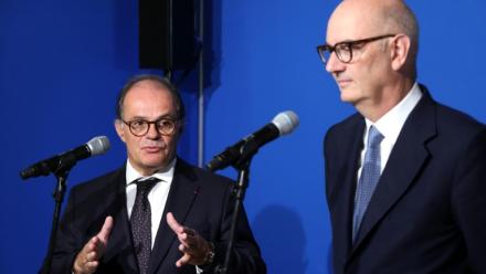 Le gouverneur de la Banque de France Emmanuel Moulin et le ministre de l'Economie Roland Lescure, lors d'une conférence de presse à Paris, le 15 septembre 2026