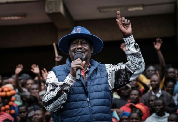 Le candidat défait à la présidentielle, Raila Odinga, s'adresse à ses partisans à Nairobi, le 22 août 2022, après avoir déposé une requête auprès de la plus haute cour du pays contestant le résultat de l'élection du 9 août 2022 qui a donné la victoire à son rival William Ruto