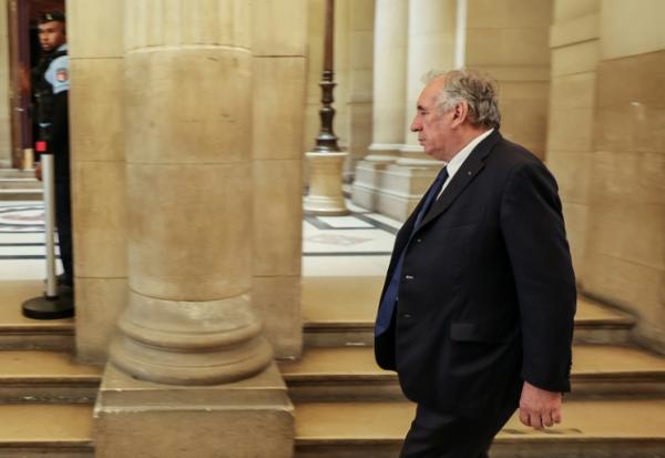Le président du MoDem et ancien Premier ministre François Bayrou arrive au tribunal de Paris pour assister au réquisitoire lors du procès en appel dans le dossier des assistants d'eurodéputés du MoDem, le 28 septembre 2026