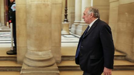 Le président du MoDem et ancien Premier ministre François Bayrou arrive au tribunal de Paris pour assister au réquisitoire lors du procès en appel dans le dossier des assistants d'eurodéputés du MoDem, le 28 septembre 2026