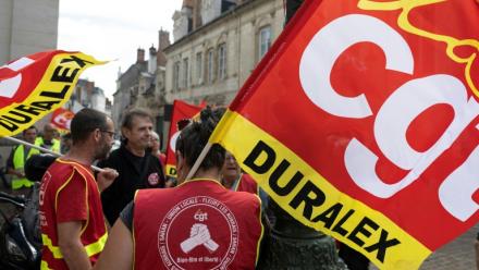 Un rassemblement à l'appel de la CGT a réuni 70 personnes devant le tribunal de commerce d'Orléans, avant l'audience, le 17 septembre 2026.