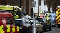 Police et services de secours le 23 mars 2026 sur les lieux de l'incendie criminel d'une ambulance de la communauté juive à côté d'une synagogue de Londres