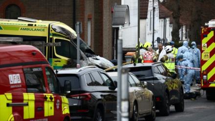 Police et services de secours le 23 mars 2026 sur les lieux de l'incendie criminel d'une ambulance de la communauté juive à côté d'une synagogue de Londres