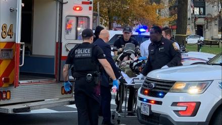 Un homme en treillis militaire sur un brancard, le 26 novembre 2025 à Washington