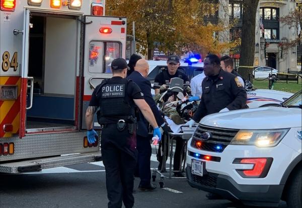 Un homme en treillis militaire sur un brancard, le 26 novembre 2025 à Washington