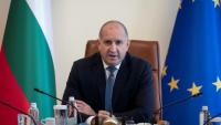 Le Premier ministre bulgare Roumen Radev lors d'une réunion d'urgence après que deux navires commerciaux ont été frappés par des drones dans la zone économique exclusive de la Bulgarie en mer Noire, le 6 octobre 2026 à Sofia