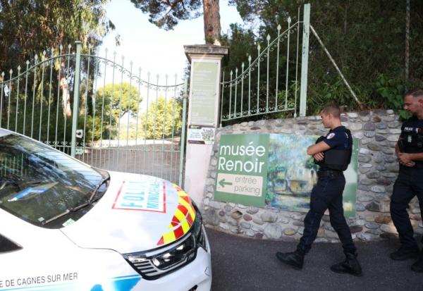 Des policiers devant l'entrée du musée Renoir à Cagnes-sur-Mer après le vol de quatre oeuvres d'art, le 8 septembre 2026 dans les Alpes-Maritimes