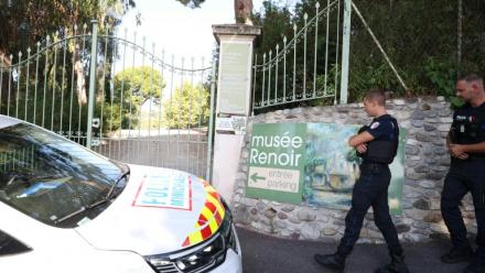 Des policiers devant l'entrée du musée Renoir à Cagnes-sur-Mer après le vol de quatre oeuvres d'art, le 8 septembre 2026 dans les Alpes-Maritimes