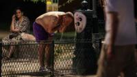 Un homme se rafraîchit à une fontaine publique près du Canal Saint-Martin à Paris en pleine canicule, le 25 juin 2026