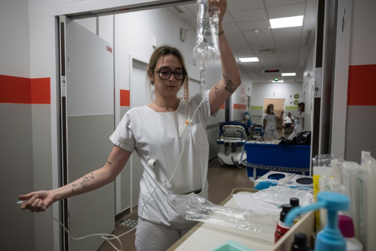 Une infirmière prépare une perfusion de réhydratation à l'hôpital Purpan de Toulouse, le 23 juin 2026