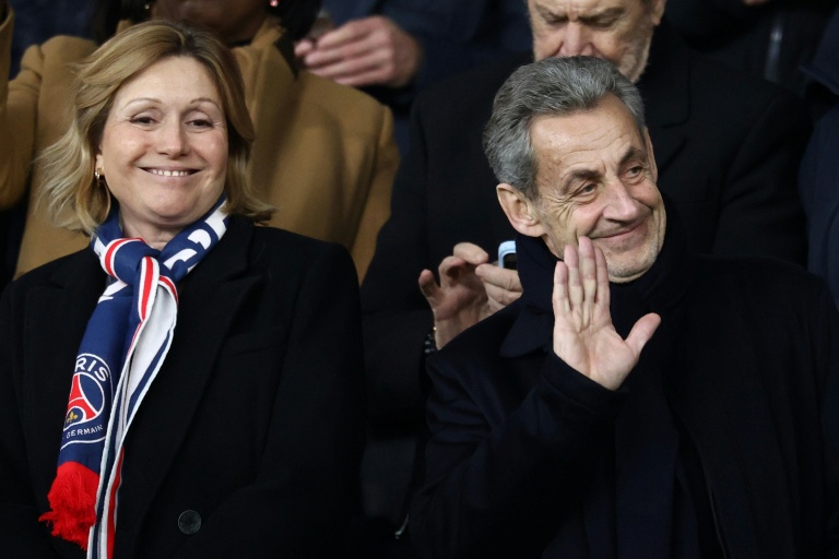 L'ancien président français Nicolas Sarkozy (d) et la présidente de l'Assemblée nationale Yaël Braun-Pivet (g) au stade du Parc des princes à Paris, le 26 novembre 2025