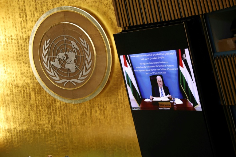 Le président palestinien Mahmoud Abbas s'exprime par vidéo lors d'un sommet au siège des Nations unies, à New York, le 22 septembre 2025