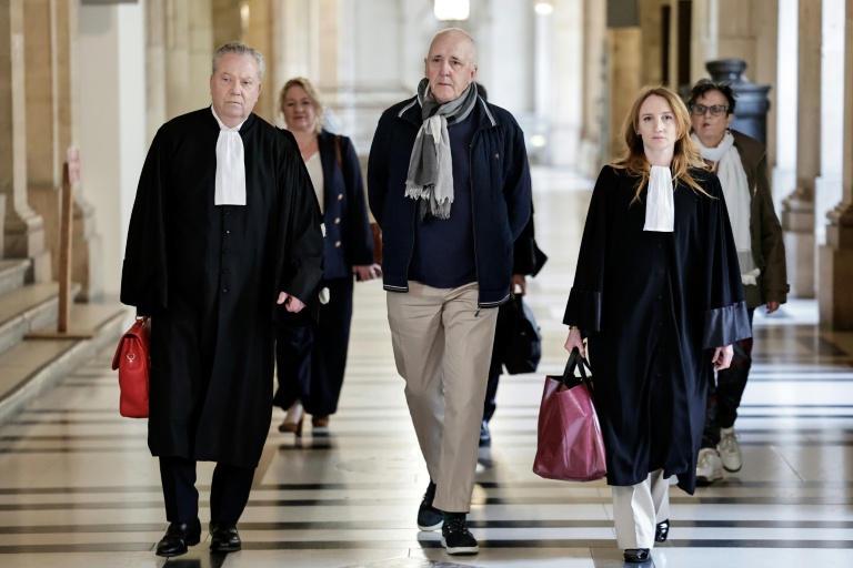 Dany Leprince (c), accompagné de ses avocats Olivier Morice (g) et Missiva Chermak Felonneau, arrive au Palais de Justice de Paris, le 7 mai 2026