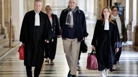 Dany Leprince (c), accompagné de ses avocats Olivier Morice (g) et Missiva Chermak Felonneau, arrive au Palais de Justice de Paris, le 7 mai 2026