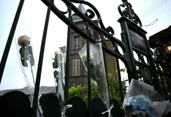 Des bouquets sont déposés sur le portail de la maison de Claudia Cardinale à Nemours le 24 septembre 2025