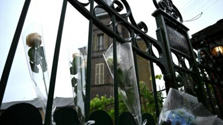 Des bouquets sont déposés sur le portail de la maison de Claudia Cardinale à Nemours le 24 septembre 2025