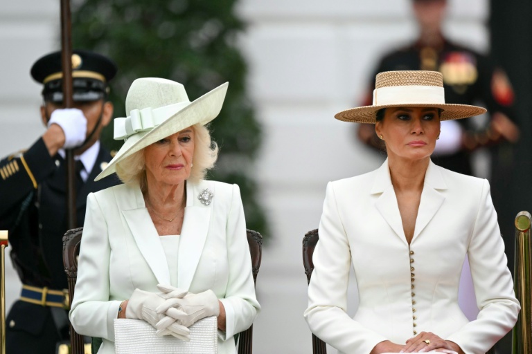 La reine Camila (gauche) et Melania Trump (droite) lors d'une cérémonie militaire à la Maison Blanche, le 28 avril 2026