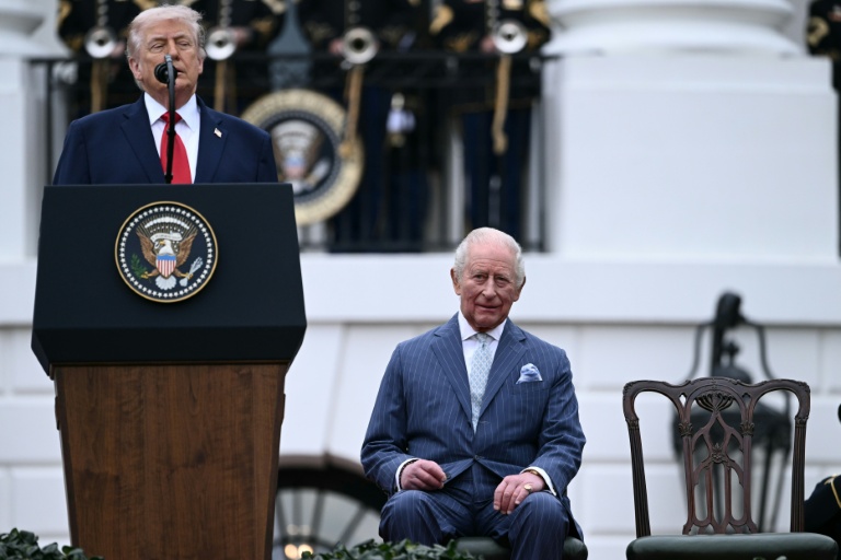 Le président américain Donald Trump prononce un discours lors d'une cérémonie militaire à la Maison Blanche pour Charles III et la reine Camila le 28 avril 2026